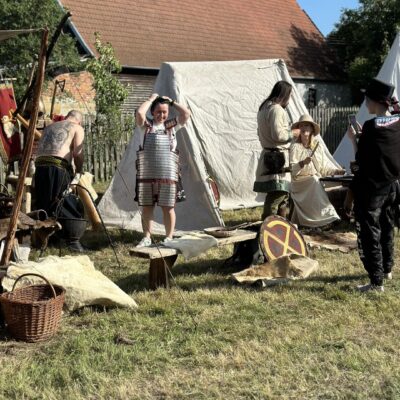 Wioska piastowska. Namiot i jego gospodarze