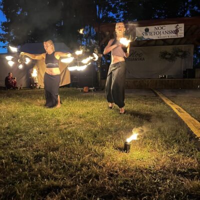 Artyści prezentują Taniec Ognia