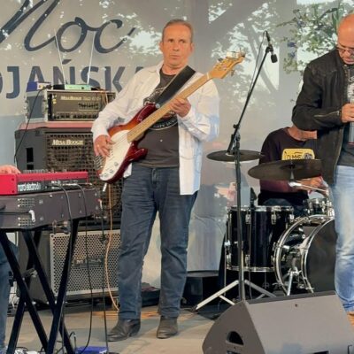 Na scenie basista z grupy Midnight Blues
