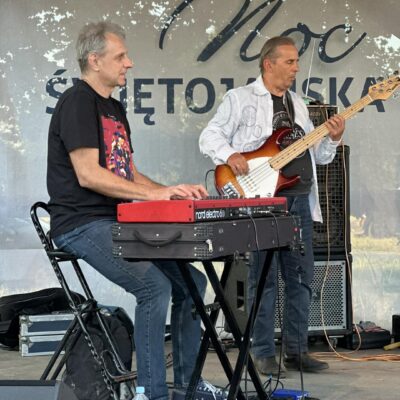 Występ zespołu Midnight Blues. Panowie grający na instrumentach klawiszowych i gitarze basowej