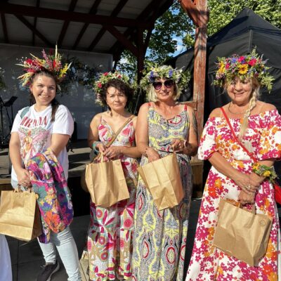 Uczestniczki Nocy Świętojańskiej w kwiecistych sukienkach