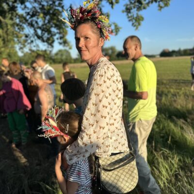 XV Noc Świętojańska 2024 - Bukowna. Kobieta z wiankiem na głowie.