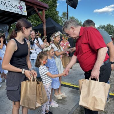 Tadeusz Kielan wręcza upominki dzieciom