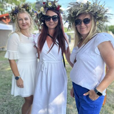 XV Noc Świętojańska 2024 - Bukowna. Kobiety w wiankach na głowie.