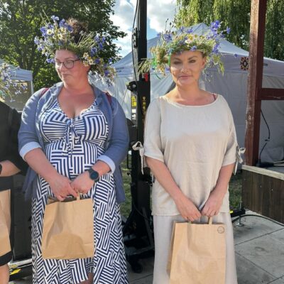 XV Noc Świętojańska 2024 - Bukowna. Kobiety w wiankach na głowie.