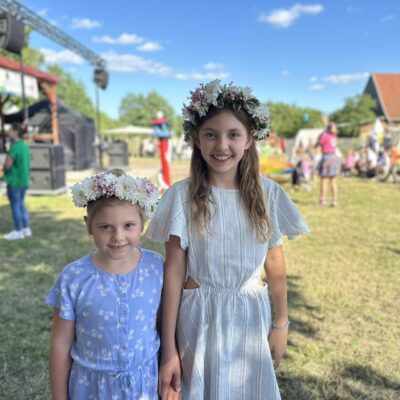 XV Noc Świętojańska 2024 - Bukowna. Dzieci w wiankach na głowie.