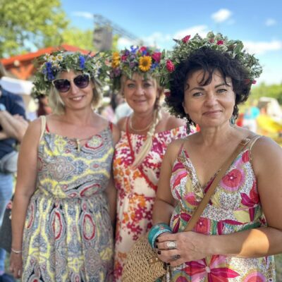 XV Noc Świętojańska 2024 - Bukowna. Kobiety w wiankach na głowie.