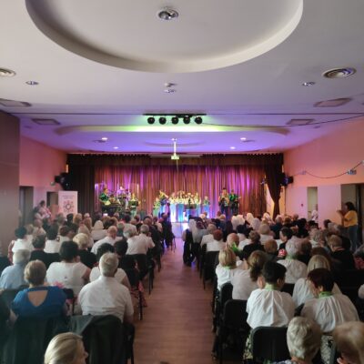 Sala zapełniona ludźmi oraz scena