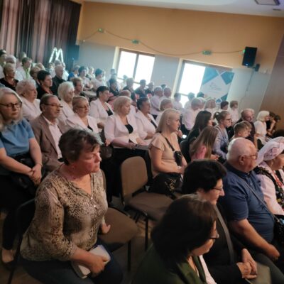 Widownia wpatrzona w występ