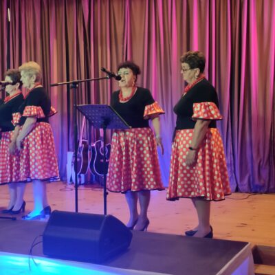 Kobiety śpiewające utwór do mikrofonu