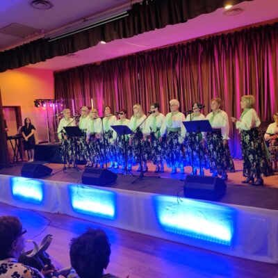 Zespół kobiet na scenie podczas występu