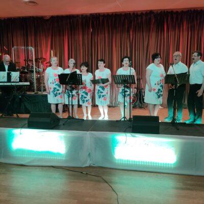 Kobiety na scenie z muzykiem grającym na klawiszach