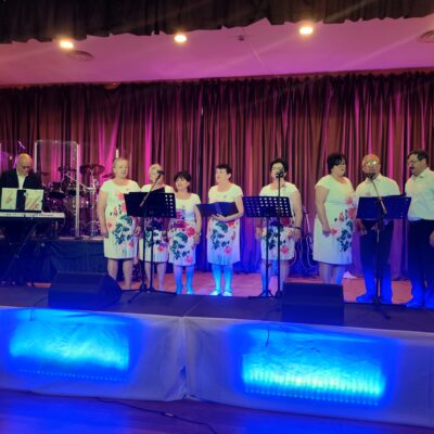 Kobiety na scenie z muzykiem grającym na klawiszach