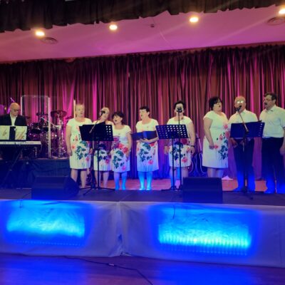 Kobiety na scenie z muzykiem grającym na klawiszach