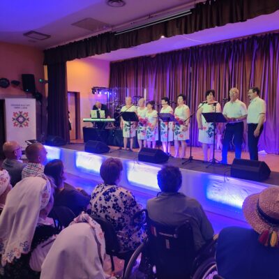 Zespół podczas występu śpiewa na scenie