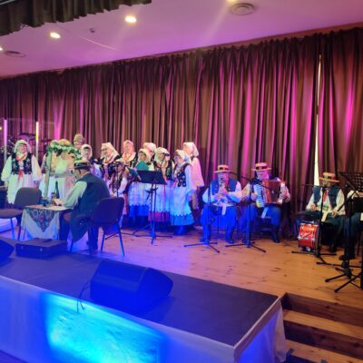 Zespół podczas występu z atrybutami na scenie