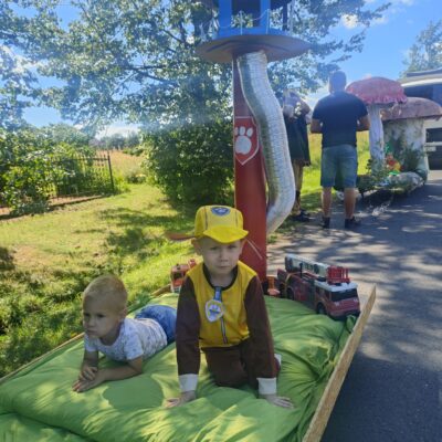 Pojazd z dziećmi świętojański patrol.