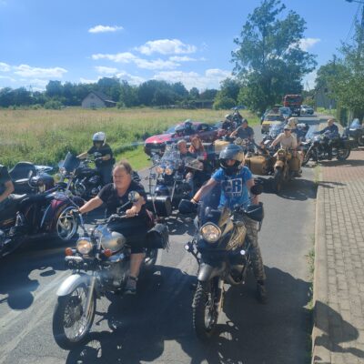 Przejazd uczestników zlotu pojazdów