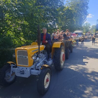 Wójt kieruje traktorem podczas parady