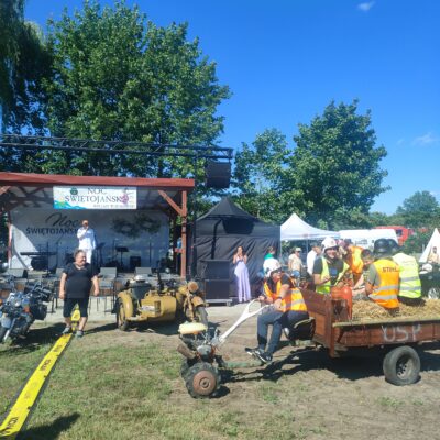 Scena z prowadzącym oraz pojazd konkursowy.