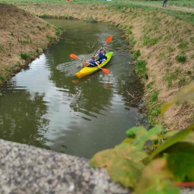 Zawodnicy płyną na kajaku.