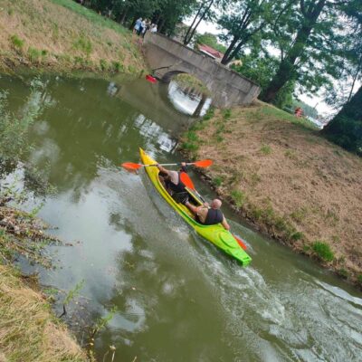Zawodnicy płyną w kajaku w stronę mety.