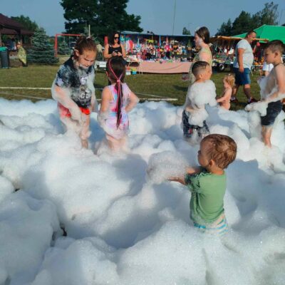 Zabawa w pianie przez dzieci.