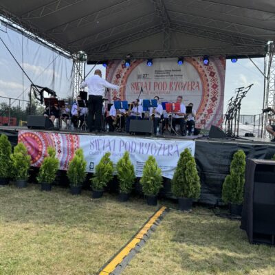 Zespół orkiestry dętej na scenie.