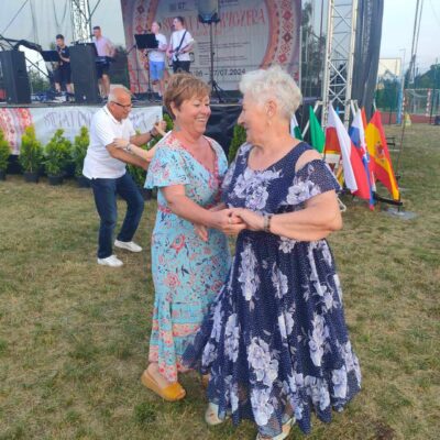 Tańczące kobiety przed sceną.