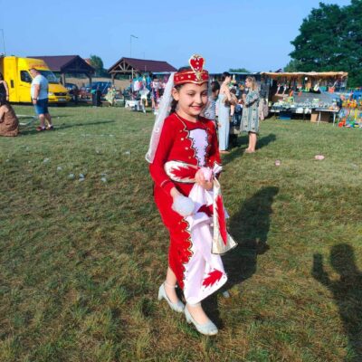 Dziewczynka w stroju z pianą w rękach.