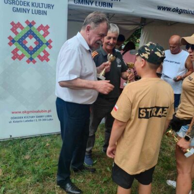 Wójt Tadeusz Kielan wręcza puchar zawodnikowi.