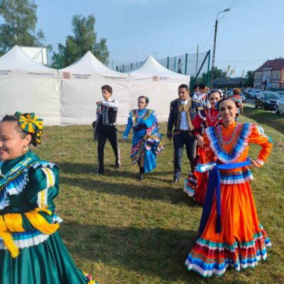 Uczestnicy występów w strojach kolorowych.