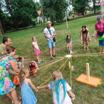Zespołowa gra rodzinna prowadzona przez animatorki. Ustawianie piramidy z drewnianych części.