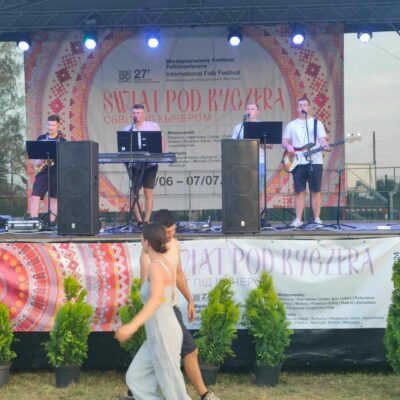 Zespół na scenie podczas występu.