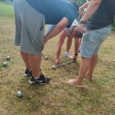 Trener mierzy odległość od bulii w trakcie zawodów.