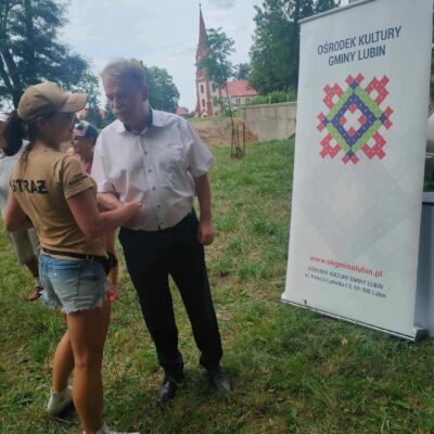 Gratulacje składane przez Wójta Gminy Lubin Pani startującej w zawodach.