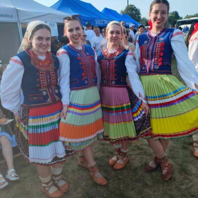 Kobiety w strojach przed występem.