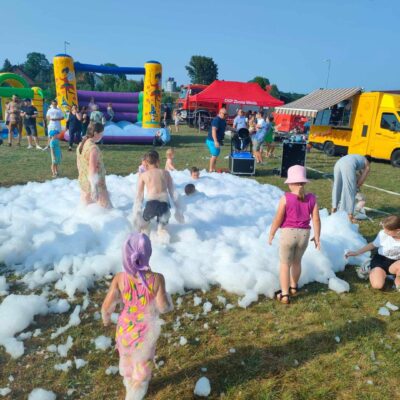 Zabawa w pianie przez dzieci.