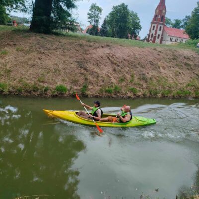 Zawodnicy w kajaku podczas zawodów.