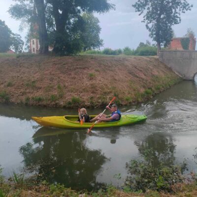 Zawodnicy w kajaku podczas zawodów.