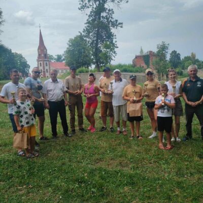 Uczestnicy zawodów kajakowych na zdjęciu grupowym.