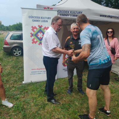 Wręczenie pucharu dla zawodnika za zajęcie miejsca na podium.