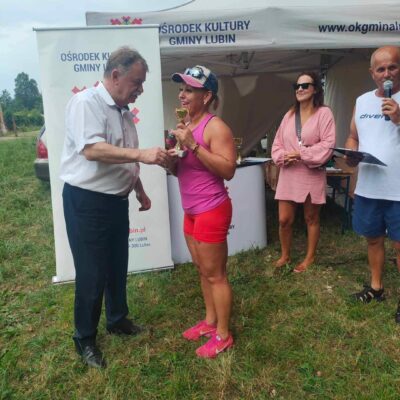 Wręczenie pucharu dla zawodniczki za zajęcie miejsca na podium.