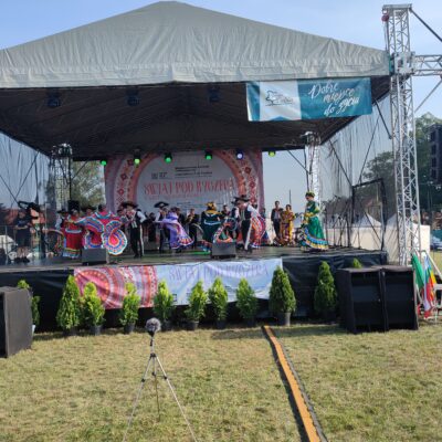 Występ zespołu na scenie.