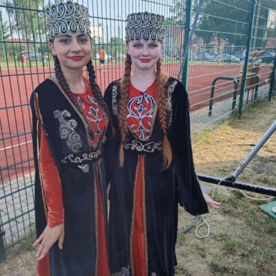 Tancerki w strojach przed występem.