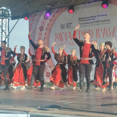 Taniec na scenie przez zespół.