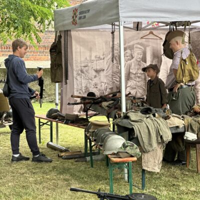 Wystawa broni i stroi wojskowych