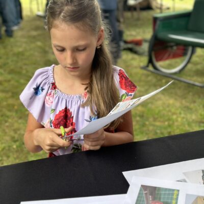 Dziewczynka wycina model