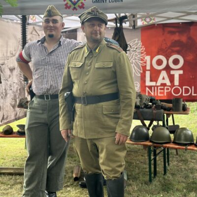 Panowie z rekonstrukcji w strojach wojskowych