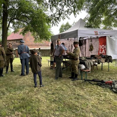 Ludzie oglądają wystawę wojskową